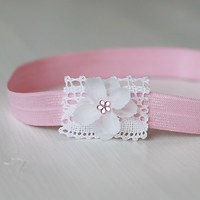 Něžná čelenka pro newborn - kytička s krajkou