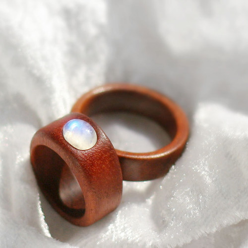 Dřevěný prsten s měsíčním kamenem