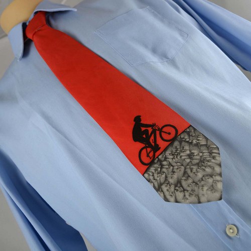 Hedvábná kravata s cyklistou černo-červená
