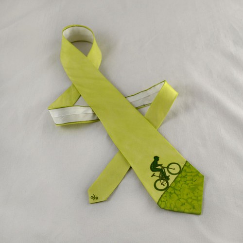 Hedvábná kravata s cyklistou světle zelená