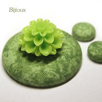 Speciální buttonek - zelená chryzantéma