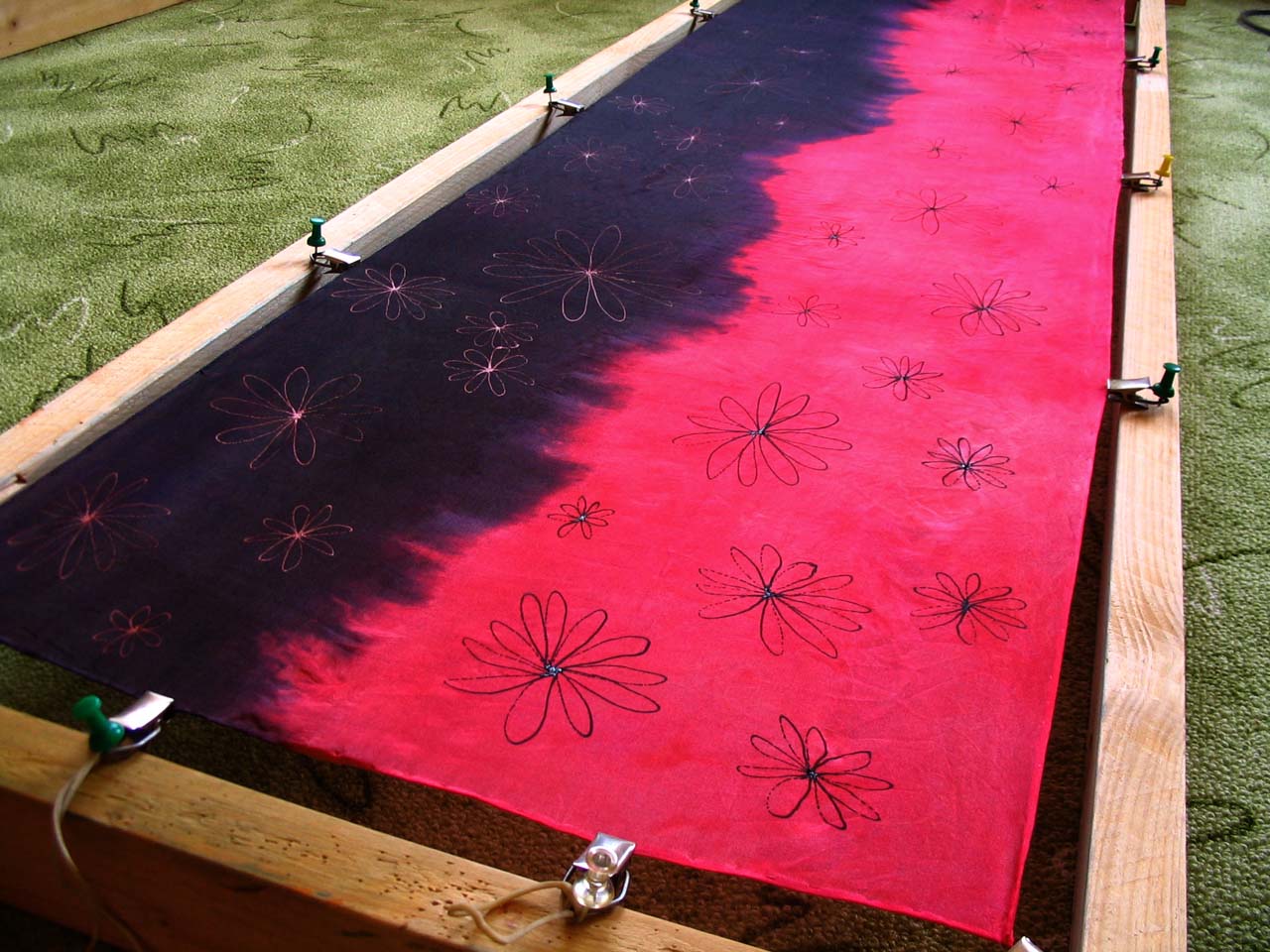 Dvoubarevná šála barvená v mikrovlnce s domalovanými kytičkami