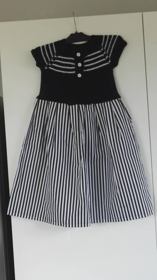 Dětské pletené šaty černo-bílý proužek