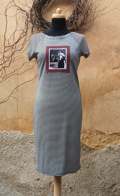 PRUHOVANÉ ŠATY AUDREY
