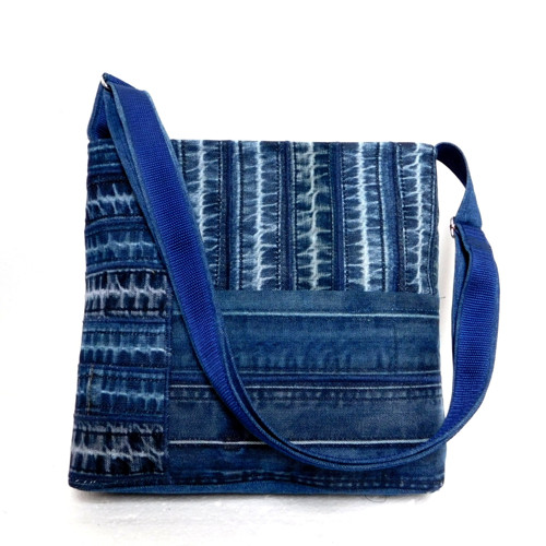 Kabelka střední crossbody modrá Džíska z pásků samá kapsa