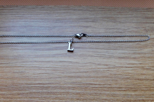 Náhrdelník - Nerezový křížek  s písmenkem L
