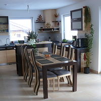 kuchyně se stolem a židlemi