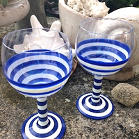 v pruhovaném tričku