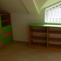 Pohled na skříň a polici