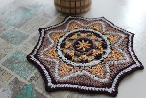Háčkovaná mandala 20 cm.