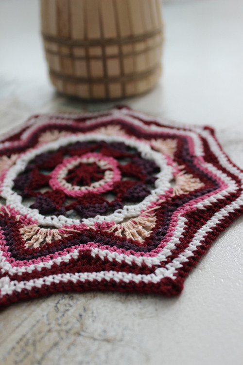 Háčkovaná mandala 17 cm.