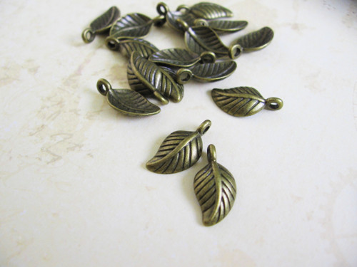 Přívěsek list starobronz, 13x7mm, 4ks