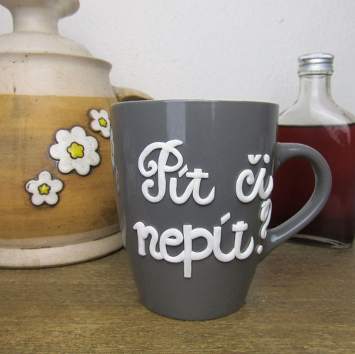 IHNED: Hrníček s NÁPISEM