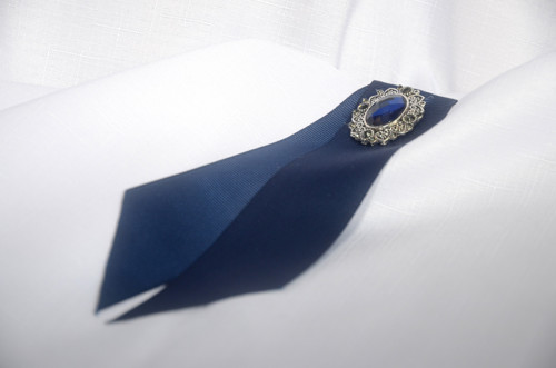 Jednoduchá tmavě modrá bow brooch — foto 1