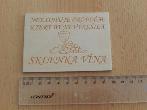 Sklenka vína - dřevěná cedulka