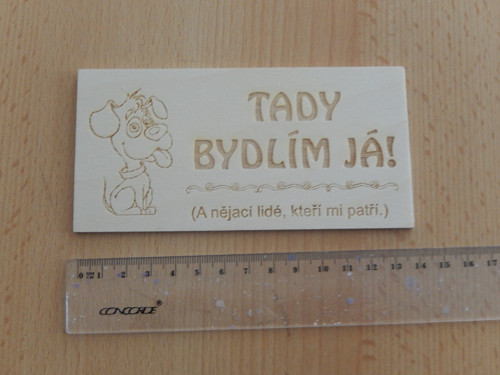 Tady bydlím já, pejsek - dřevěná cedulka