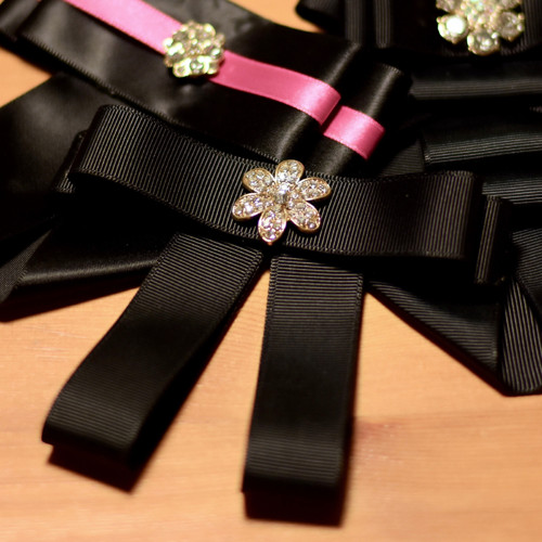 Černá bow brooch se štrasovou kytičkou — foto 1