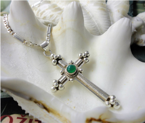 Stříbrný kříž s chrysoprasem — foto 1