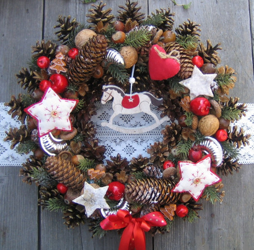 Velký adventní věnec s koníkem — foto 1