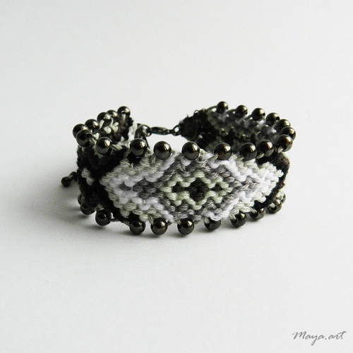 Zelenobíločerný náramek "MACRAMÉ BRACELET"