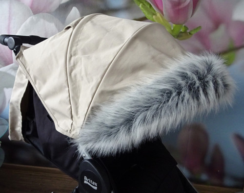 Stříbrný kožešinový lem na Britax Motion +