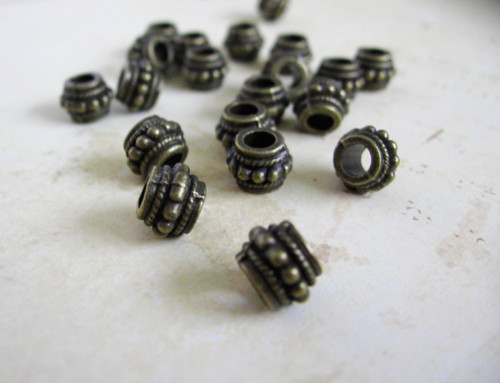 Kovový korálek starobronz, cca 6x8mm, 2ks