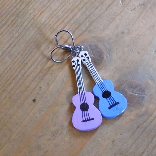 Ukulele náušnice dvoubarevné — foto 1