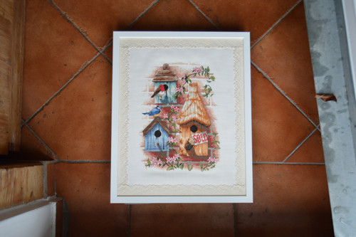 Vyšívaný obrázek ptačí budky 50x40 cm