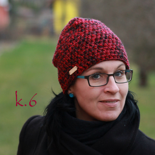 Červeno-černá čepička — foto 1