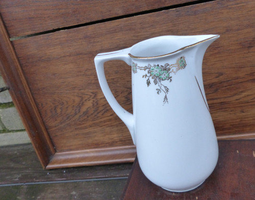 Květy zlatozelené...porcelánová mléčenka