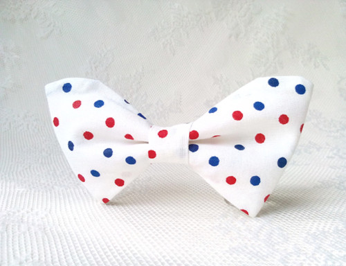White bow tie with red&blue dots — foto 1
