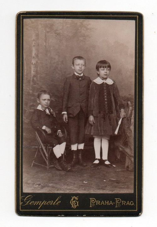 Kabinetka dva chlapci a dívka, Gemperle, Praha — foto 1