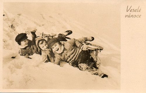 Vánoční pohled kluci na sáňkách — foto 1