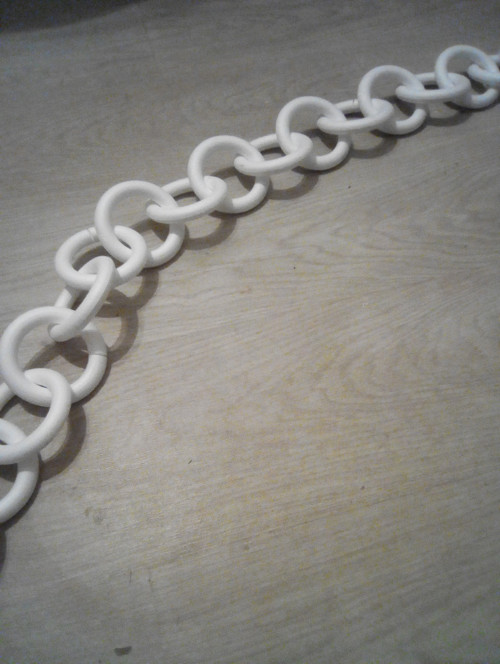 Řetěz z polystyrenu 1 m - oka 9 cm