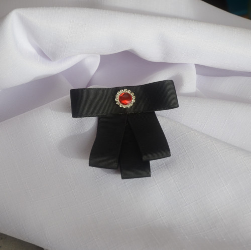 Malá černá bow brooch s červenou ozdobou — foto 1