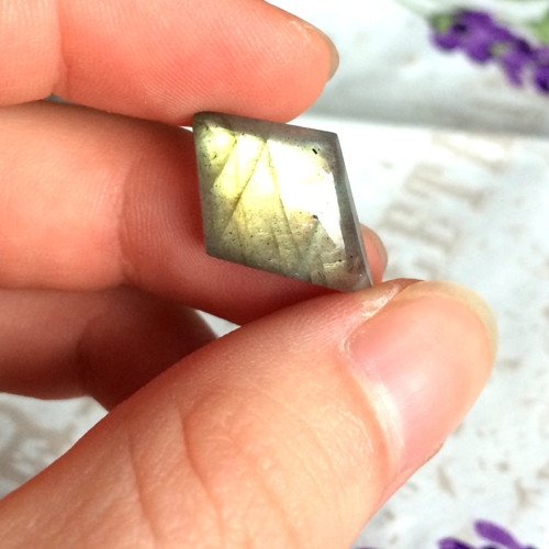 Labradorit kabošon (19x14x4 mm, 7,85 Ct, L286)