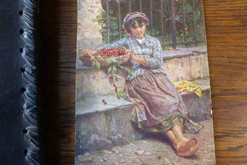 Prodavačka třešní ...stará pohlednice — foto 1