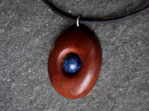 Dřevěný šperk - mahagon a lapis lazuli — foto 1