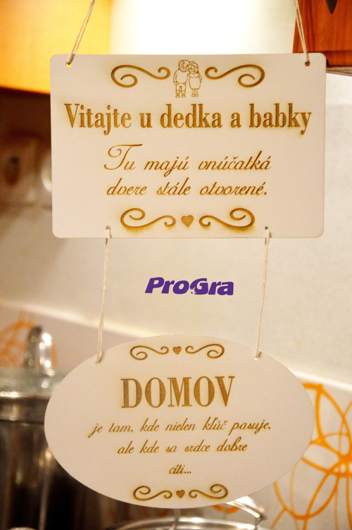 U dědečka a babičky + DOMOV - dřevěné tabulky