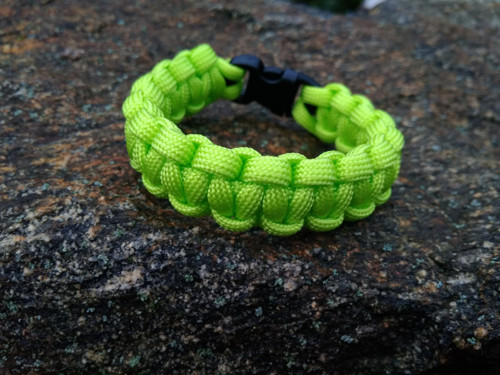 Paracord náramek - křiklavě zelený