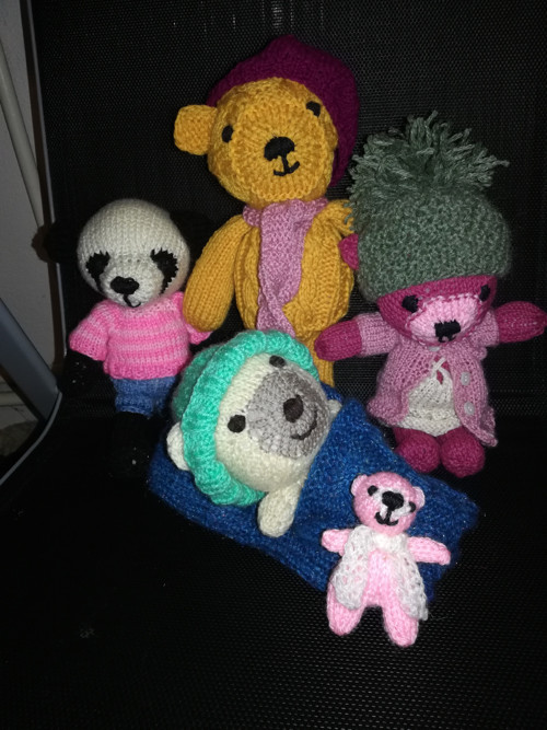 Pletený medvídek s doplňky