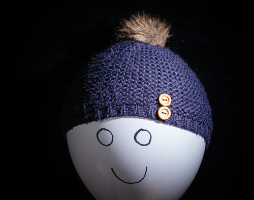 Tmavá s bambulí a dřevěnými knoflíky