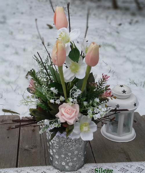Plecháček s tulipány a čemeřicemi — foto 1