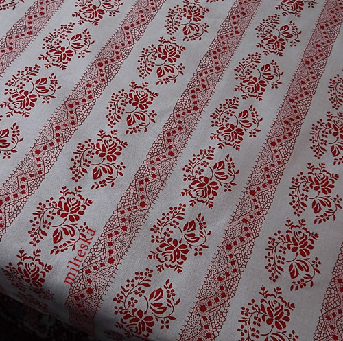 Středový ubrus-červenobílý/65x63