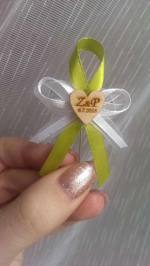 Zelený vývazek a monogramy — foto 1