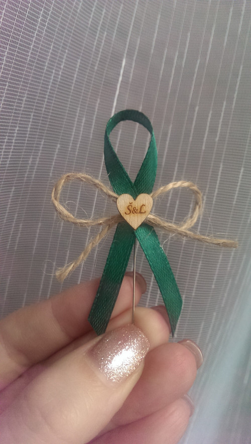 Zelený vývazek a monogramy