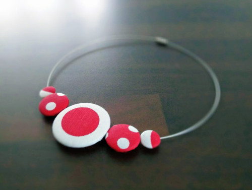 Buttonkový puntikovaný retro náhrdelník v červeném