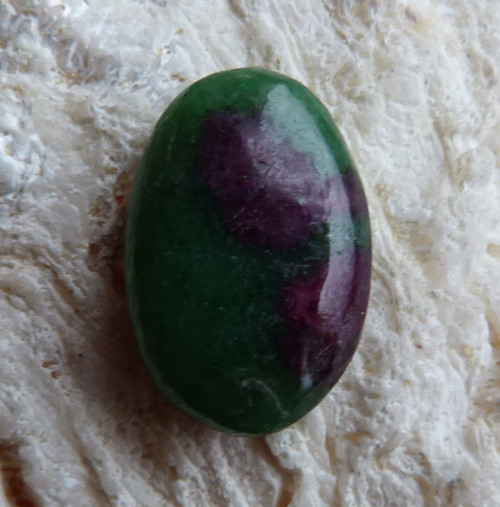 Rubín v zoisitu - kabašon - 2,1 cm