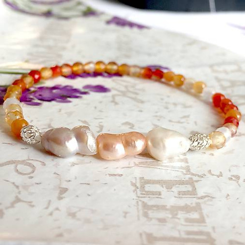 Jemný náramek oválne perly, broušený karneol /1433