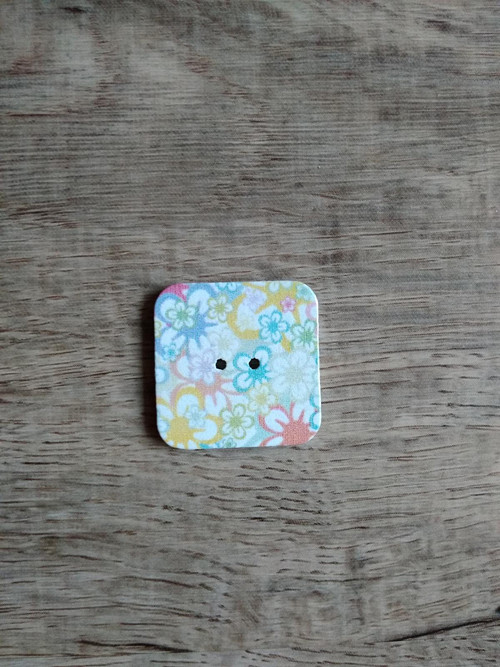 Knoflíček - květinky v jemných barvách